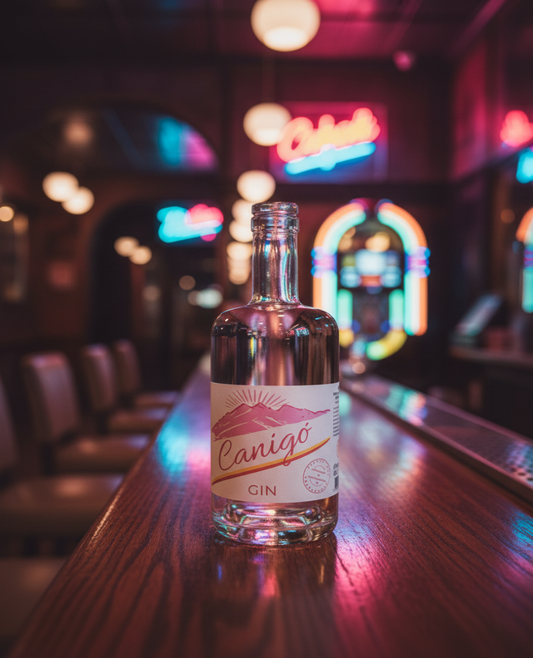 Bouteille de Gin rosé français de marc de raisin Canigó Catalan Social Club posée dans un bar ambiance vintage