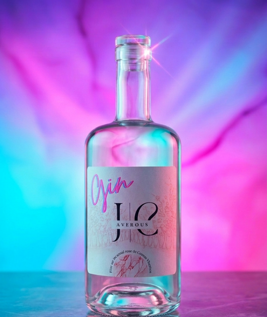 Bouteille de Gin JC AVEROUS. Photographie d'une bouteille de vodka en verre transparent avec son étiquette distinctive.