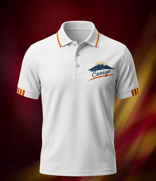 polo blanc Canigó avec broderie montagne bleue et liserés catalans rouge et jaune sur les manches