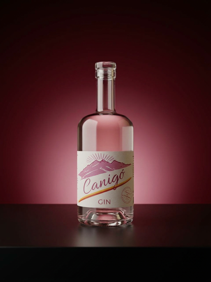 bouteille de gin rosé française Canigó produite à partir de marc de raisin filtrée sur grenat catalan