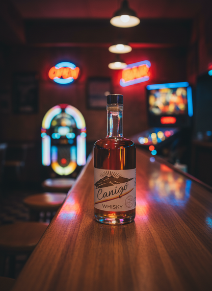 Bouteille de whisky français Canigó Catalan Social Club posée dans un bar ambiance vintage