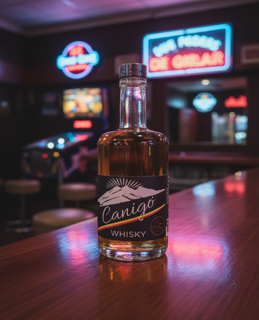 Bouteille de whisky français Canigó Catalan Social Club posée dans un bar ambiance vintage

